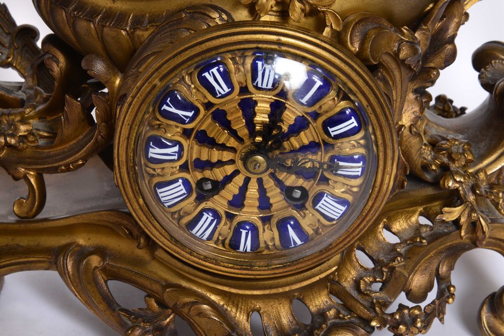 A FRENCH ORMOLU AND PATINATED-BRONZE ‘CHARIOT’ MANTEL CLOCK - Antiquité Gallery